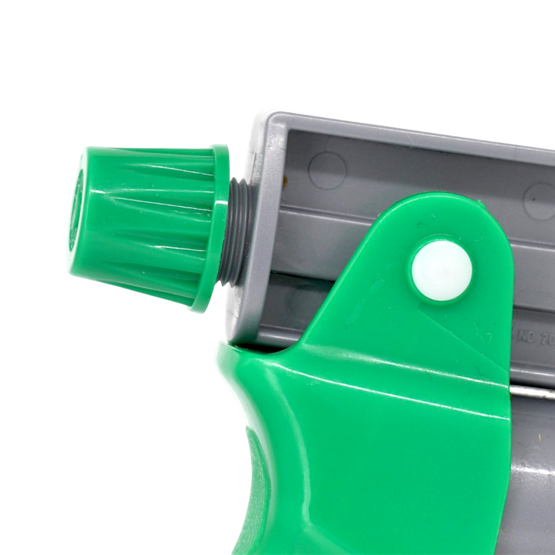 Large 900ml spray bottle for applying cleaning solution or slip solution during installs.